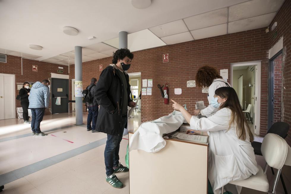 La suspensión de la vacuna de Astra Zeneca sorprendió al punto de vacunación de Bombarda en pleno proceso.