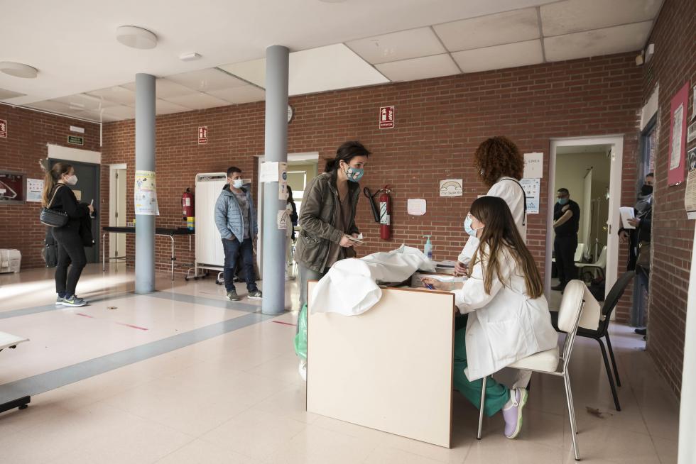 La suspensión de la vacuna de Astra Zeneca sorprendió al punto de vacunación de Bombarda en pleno proceso.
