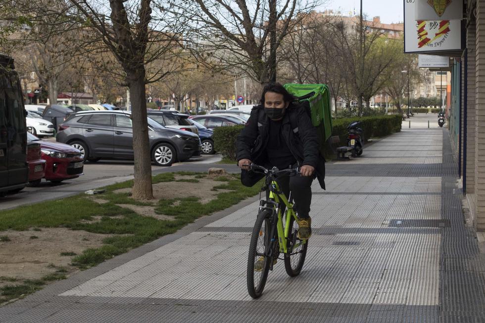 Un día con el 'rider' Javier Mendieta en Zaragoza.