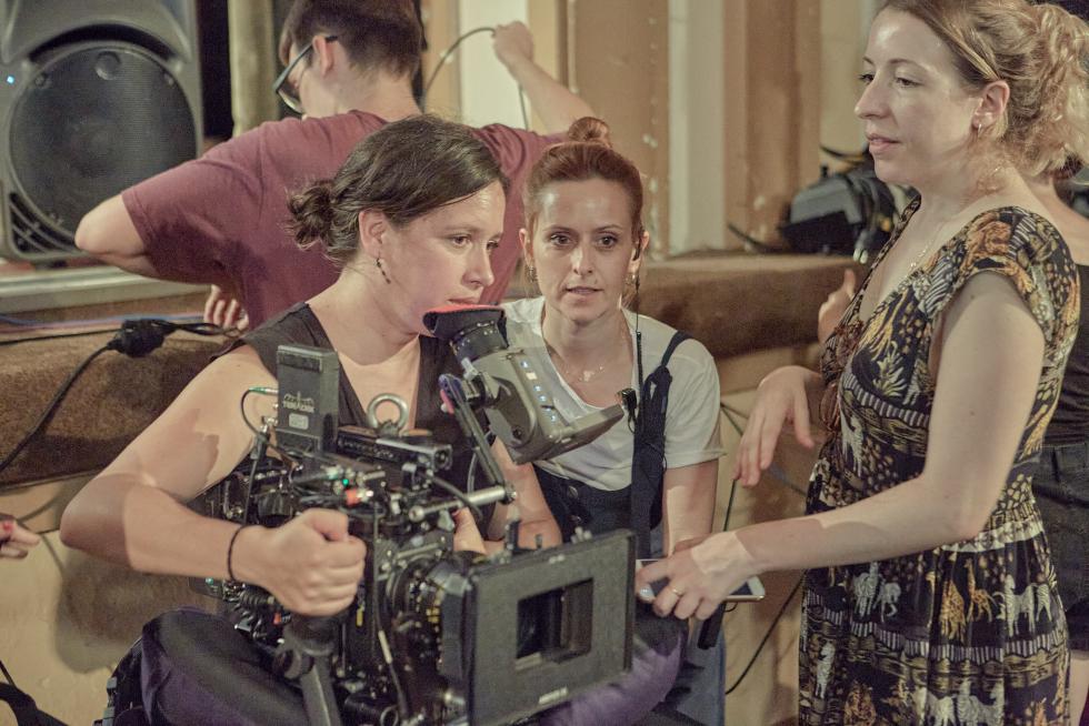 Daniela Cajías, directora de fotografía (izquierda), con Arantxa Ezquerro (vestuario) y la directora Pilar Palomero.