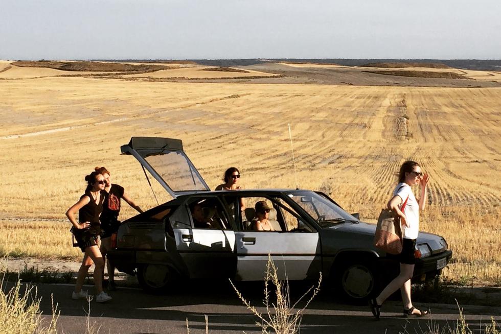 Los coches de época ayuda mucho a la ambientación.