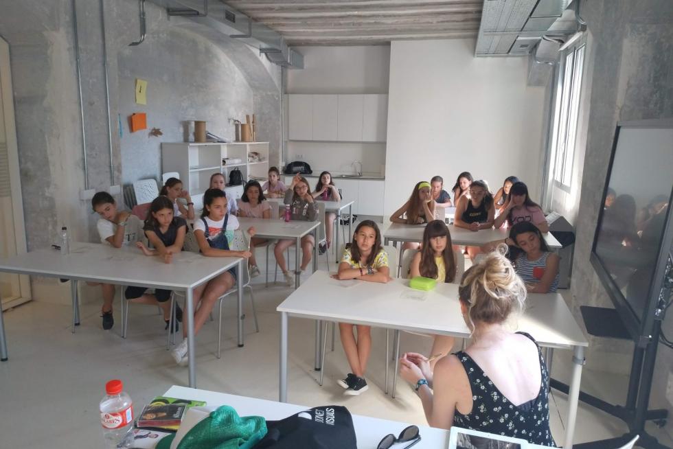Preparación del rodaje con las actrices y figurantes infantiles.