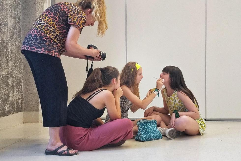 Preparación del rodaje con las actrices.