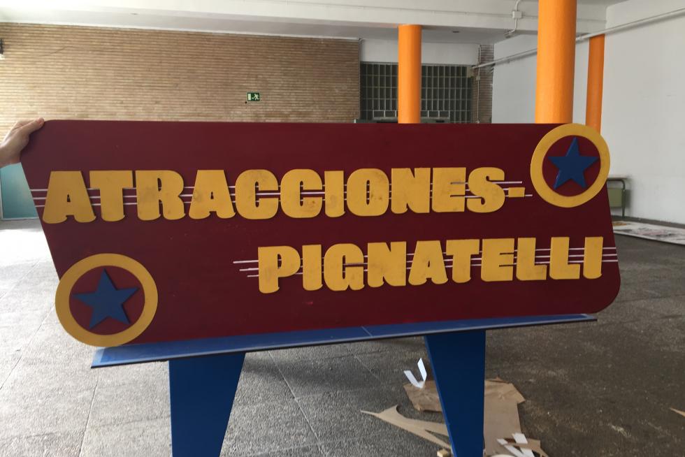 Se hizo un cartel ex profeso para la escena de las camas elásticas del Parque Pignatelli.