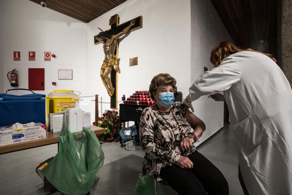 Vacunación en la parroquia de Nuestra Señora del Carmen de Zaragoza.