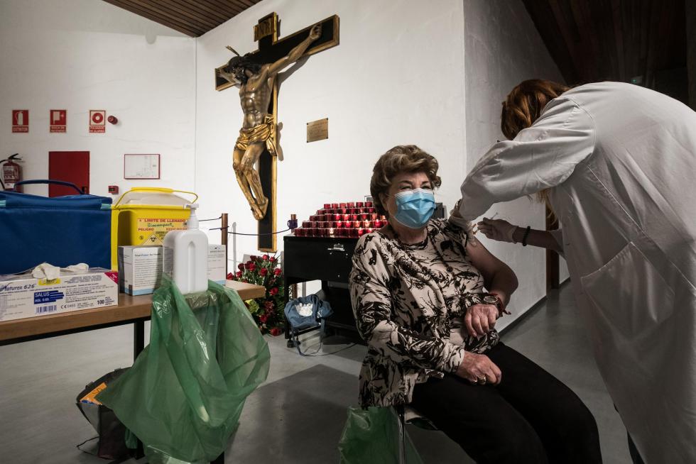Vacunación en la parroquia de Nuestra Señora del Carmen de Zaragoza.