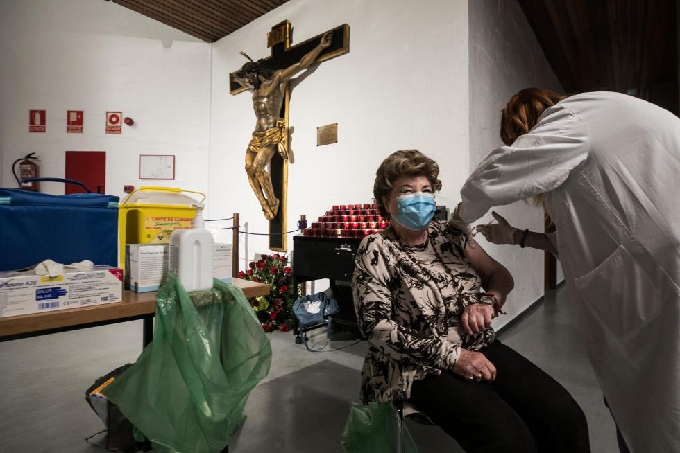 Vacunación en la parroquia de Nuestra Señora del Carmen de Zaragoza.