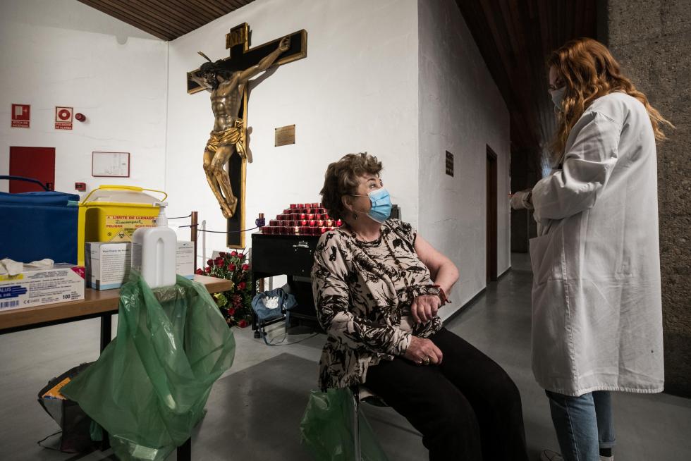 Vacunación en la parroquia de Nuestra Señora del Carmen de Zaragoza.