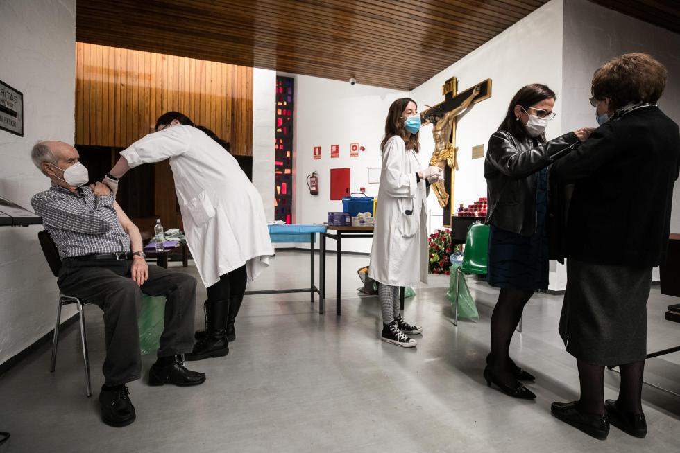 Vacunación en la parroquia de Nuestra Señora del Carmen de Zaragoza.