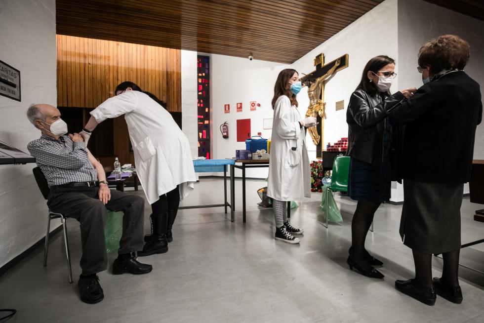 Vacunación en la parroquia de Nuestra Señora del Carmen de Zaragoza.