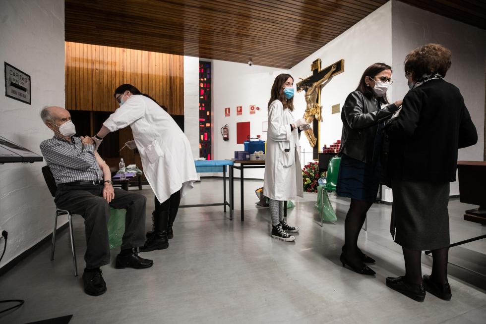 Vacunación en la parroquia de Nuestra Señora del Carmen de Zaragoza.