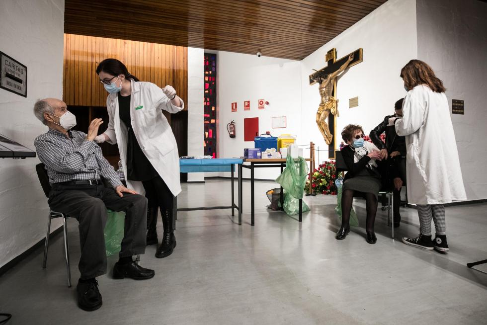 Vacunación en la parroquia de Nuestra Señora del Carmen de Zaragoza.