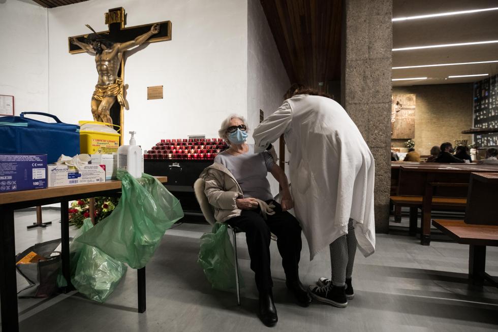 Vacunación en la parroquia de Nuestra Señora del Carmen de Zaragoza.