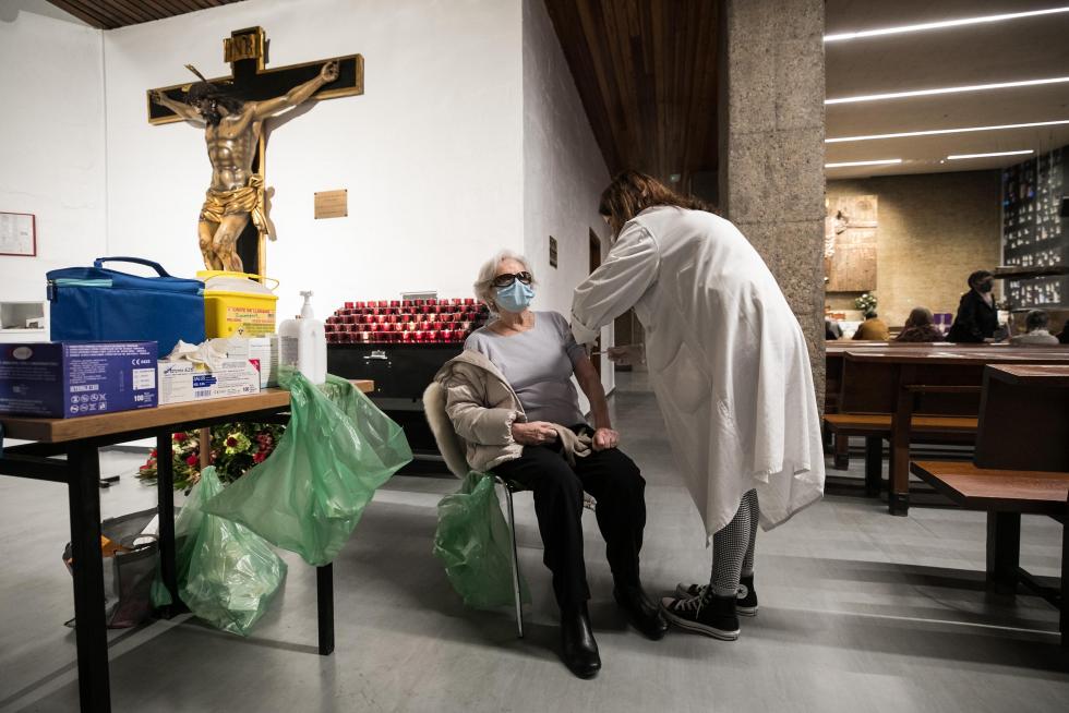 Vacunación en la parroquia de Nuestra Señora del Carmen de Zaragoza.