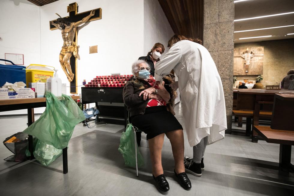 Vacunación en la parroquia de Nuestra Señora del Carmen de Zaragoza.