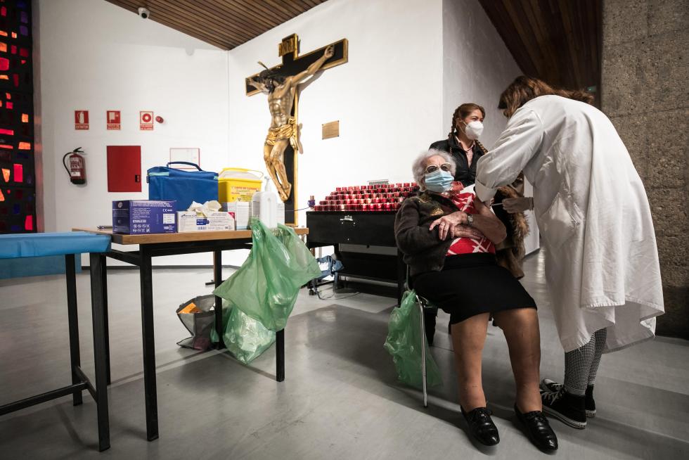 Vacunación en la parroquia de Nuestra Señora del Carmen de Zaragoza.