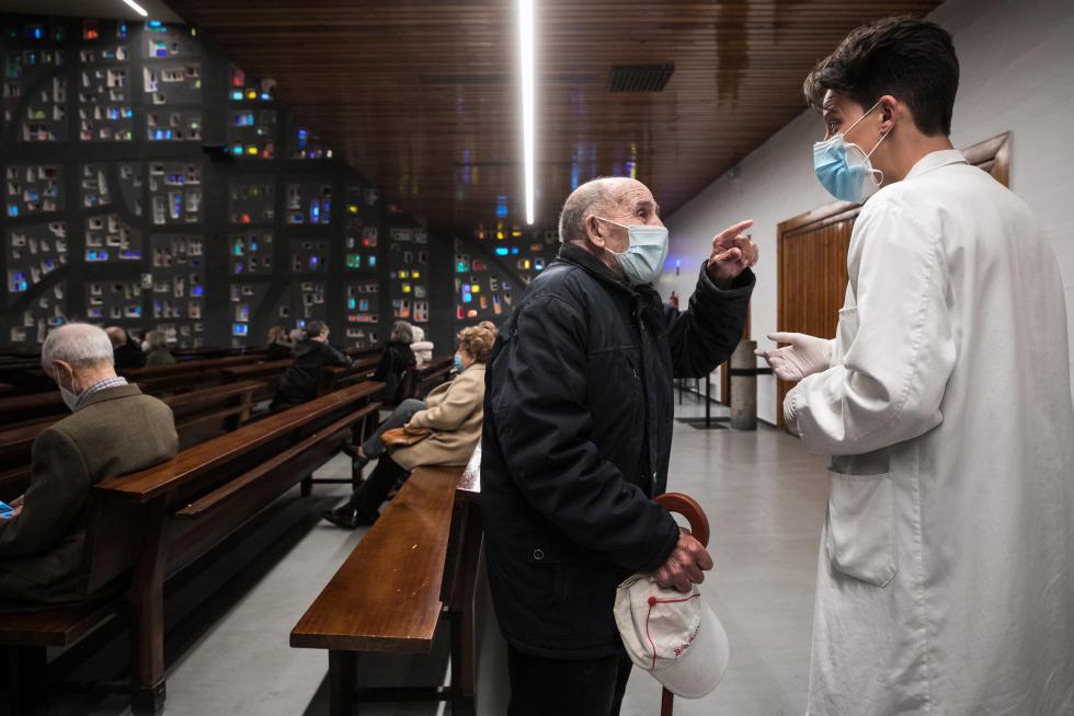 Vacunación en la parroquia de Nuestra Señora del Carmen de Zaragoza.