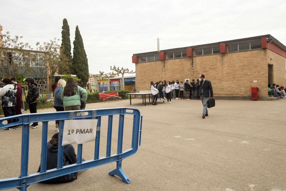 Alumnos de Primaria y de la ESO del Colegio El Buen Pastor de Zaragoza durante el recreo, que se ha adaptado para garantizar la seguridad en tiempos de pandemia.