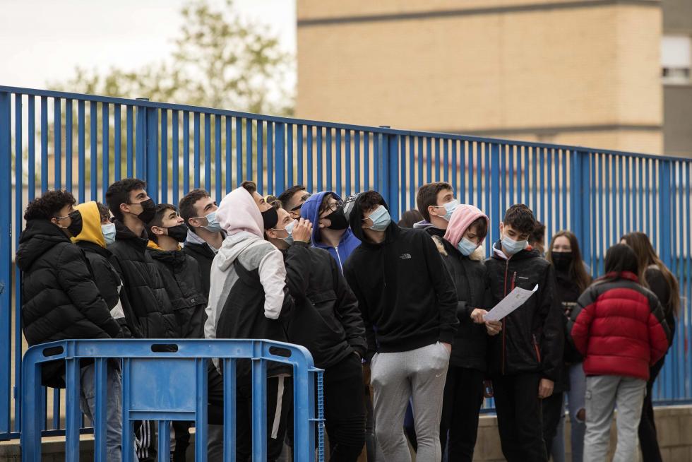 Alumnos de Primaria y de la ESO del Colegio El Buen Pastor de Zaragoza durante el recreo, que se ha adaptado para garantizar la seguridad en tiempos de pandemia.