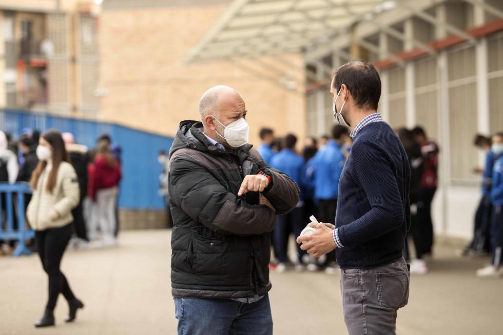 Alumnos de Primaria y de la ESO del Colegio El Buen Pastor de Zaragoza durante el recreo, que se ha adaptado para garantizar la seguridad en tiempos de pandemia.