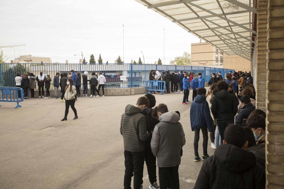Alumnos de Primaria y de la ESO del Colegio El Buen Pastor de Zaragoza durante el recreo, que se ha adaptado para garantizar la seguridad en tiempos de pandemia.