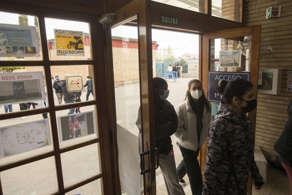 Alumnos de Primaria y de la ESO del Colegio El Buen Pastor de Zaragoza durante el recreo, que se ha adaptado para garantizar la seguridad en tiempos de pandemia.