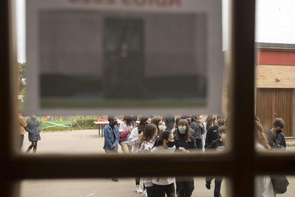 Alumnos de Primaria y de la ESO del Colegio El Buen Pastor de Zaragoza durante el recreo, que se ha adaptado para garantizar la seguridad en tiempos de pandemia.