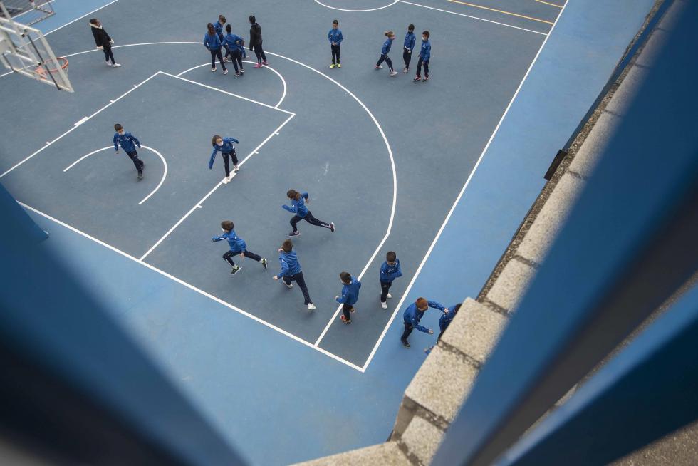 Alumnos de Primaria y de la ESO del Colegio El Buen Pastor de Zaragoza durante el recreo, que se ha adaptado para garantizar la seguridad en tiempos de pandemia.