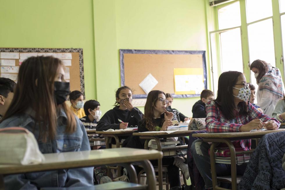 Alumnos de Primaria y de la ESO del Colegio El Buen Pastor de Zaragoza durante el recreo, que se ha adaptado para garantizar la seguridad en tiempos de pandemia.