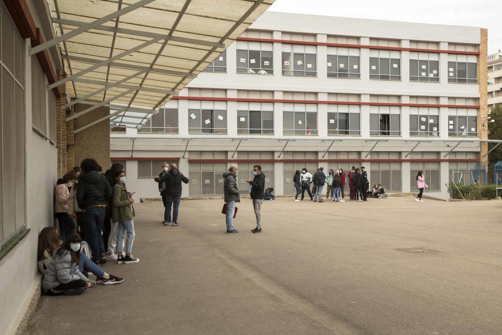 Alumnos de Primaria y de la ESO del Colegio El Buen Pastor de Zaragoza durante el recreo, que se ha adaptado para garantizar la seguridad en tiempos de pandemia.