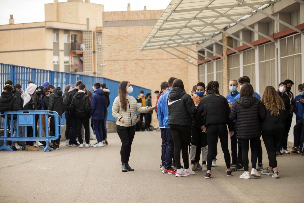 Alumnos de Primaria y de la ESO del Colegio El Buen Pastor de Zaragoza durante el recreo, que se ha adaptado para garantizar la seguridad en tiempos de pandemia.