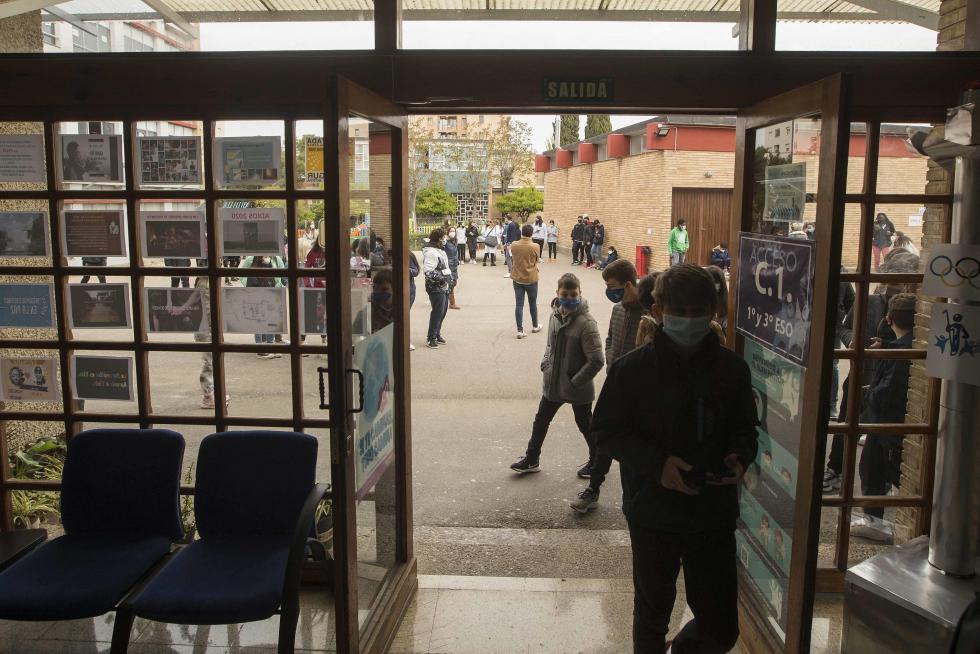 Alumnos de Primaria y de la ESO del Colegio El Buen Pastor de Zaragoza durante el recreo, que se ha adaptado para garantizar la seguridad en tiempos de pandemia.
