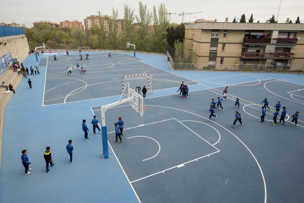 Alumnos de Primaria y de la ESO del Colegio El Buen Pastor de Zaragoza durante el recreo, que se ha adaptado para garantizar la seguridad en tiempos de pandemia.