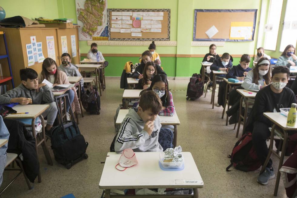 Alumnos de Primaria y de la ESO del Colegio El Buen Pastor de Zaragoza durante el recreo, que se ha adaptado para garantizar la seguridad en tiempos de pandemia.