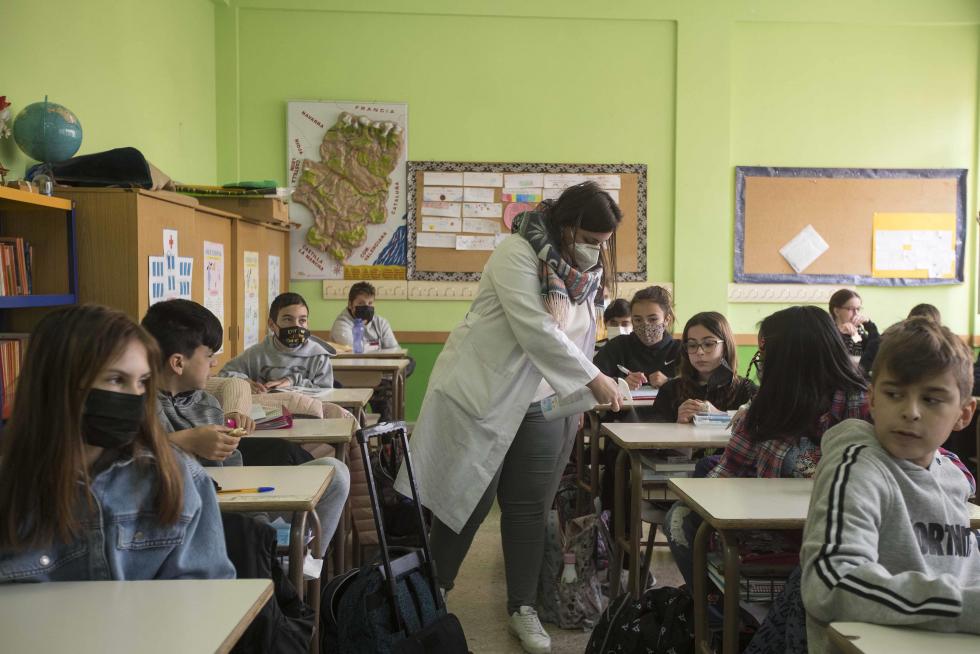 Alumnos de Primaria y de la ESO del Colegio El Buen Pastor de Zaragoza durante el recreo, que se ha adaptado para garantizar la seguridad en tiempos de pandemia.