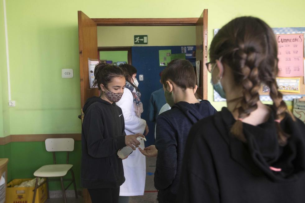 Alumnos de Primaria y de la ESO del Colegio El Buen Pastor de Zaragoza durante el recreo, que se ha adaptado para garantizar la seguridad en tiempos de pandemia.