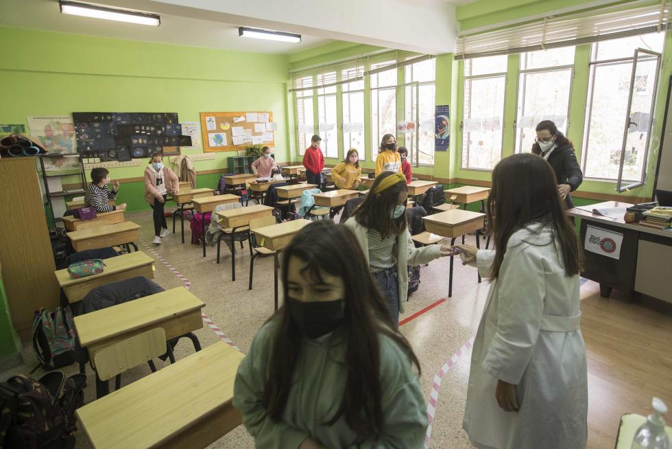 Alumnos de Primaria y de la ESO del Colegio El Buen Pastor de Zaragoza durante el recreo, que se ha adaptado para garantizar la seguridad en tiempos de pandemia.