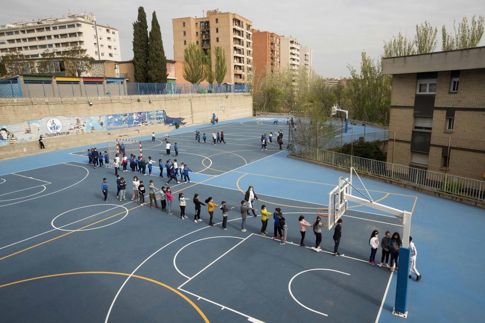Alumnos de Primaria y de la ESO del Colegio El Buen Pastor de Zaragoza durante el recreo, que se ha adaptado para garantizar la seguridad en tiempos de pandemia.