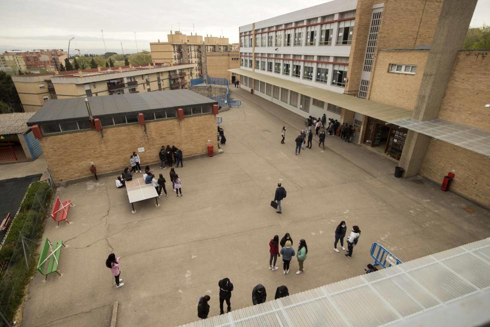Alumnos de Primaria y de la ESO del Colegio El Buen Pastor de Zaragoza durante el recreo, que se ha adaptado para garantizar la seguridad en tiempos de pandemia.