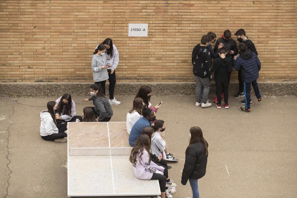 Alumnos de Primaria y de la ESO del Colegio El Buen Pastor de Zaragoza durante el recreo, que se ha adaptado para garantizar la seguridad en tiempos de pandemia.