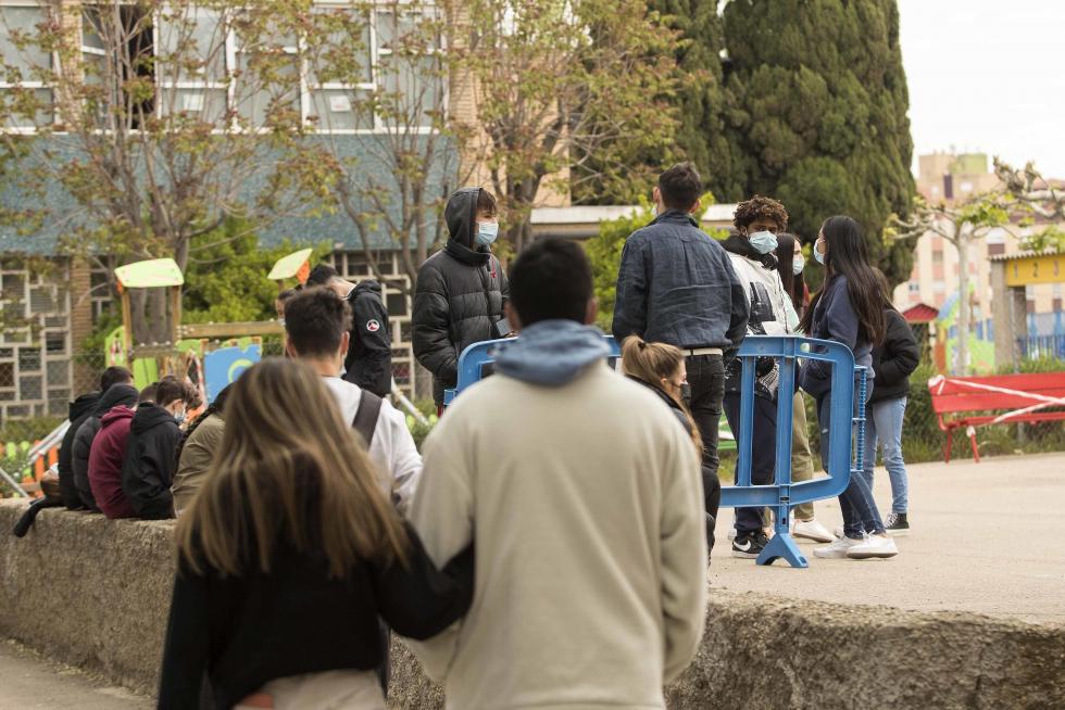 Alumnos de Primaria y de la ESO del Colegio El Buen Pastor de Zaragoza durante el recreo, que se ha adaptado para garantizar la seguridad en tiempos de pandemia.