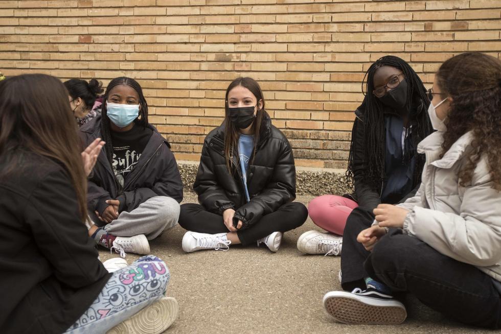 Alumnos de Primaria y de la ESO del Colegio El Buen Pastor de Zaragoza durante el recreo, que se ha adaptado para garantizar la seguridad en tiempos de pandemia.