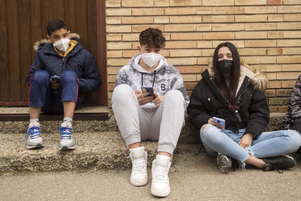 Alumnos de Primaria y de la ESO del Colegio El Buen Pastor de Zaragoza durante el recreo, que se ha adaptado para garantizar la seguridad en tiempos de pandemia.