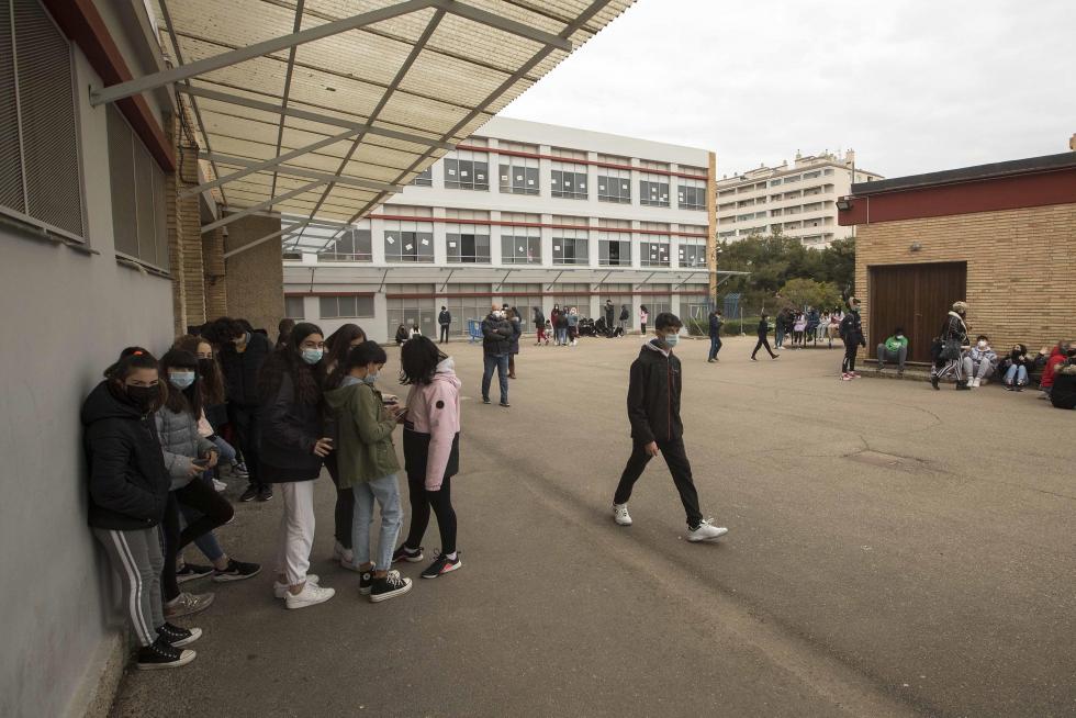 Alumnos de Primaria y de la ESO del Colegio El Buen Pastor de Zaragoza durante el recreo, que se ha adaptado para garantizar la seguridad en tiempos de pandemia.
