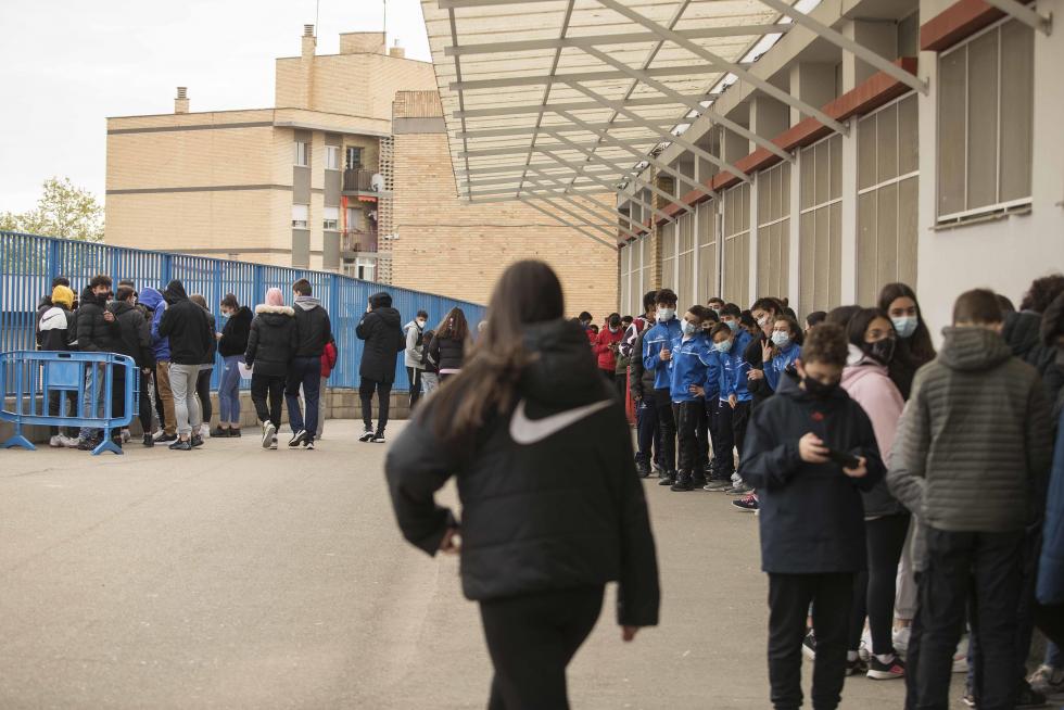Alumnos de Primaria y de la ESO del Colegio El Buen Pastor de Zaragoza durante el recreo, que se ha adaptado para garantizar la seguridad en tiempos de pandemia.