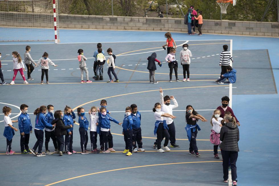 Alumnos de Primaria y de la ESO del Colegio El Buen Pastor de Zaragoza durante el recreo, que se ha adaptado para garantizar la seguridad en tiempos de pandemia.