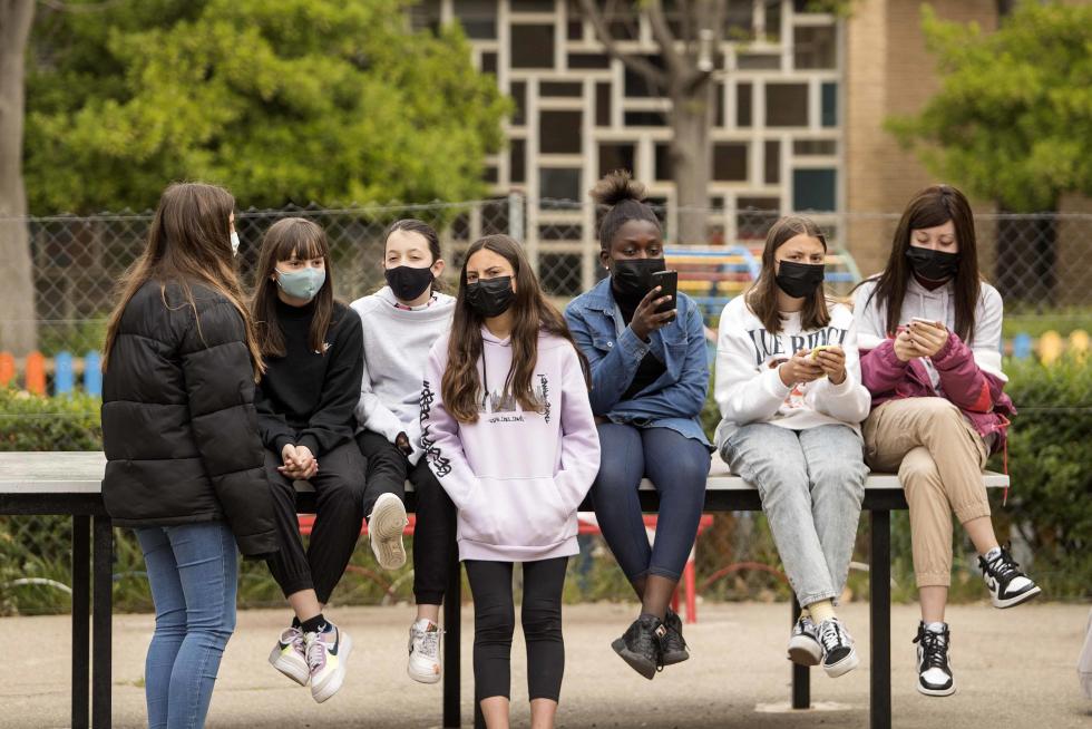 Alumnos de Primaria y de la ESO del Colegio El Buen Pastor de Zaragoza durante el recreo, que se ha adaptado para garantizar la seguridad en tiempos de pandemia.