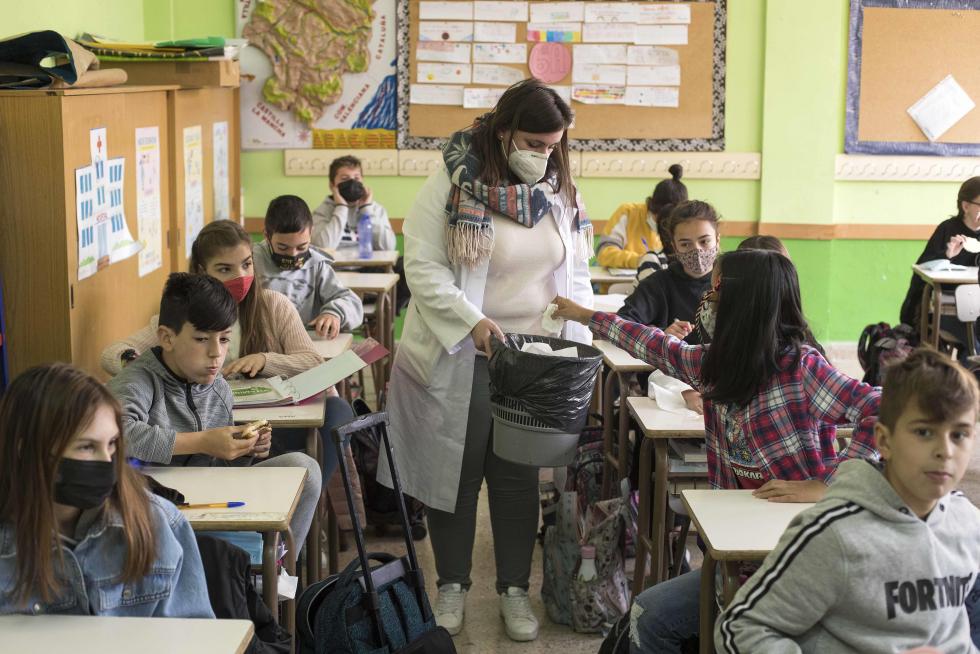 Alumnos de Primaria y de la ESO del Colegio El Buen Pastor de Zaragoza durante el recreo, que se ha adaptado para garantizar la seguridad en tiempos de pandemia.