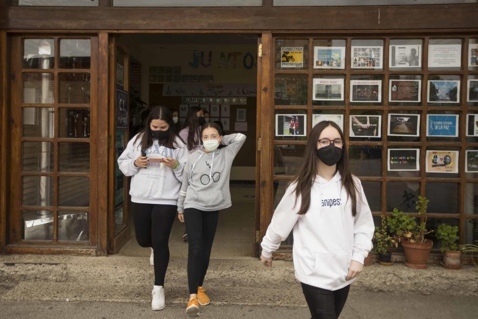 Alumnos de Primaria y de la ESO del Colegio El Buen Pastor de Zaragoza durante el recreo, que se ha adaptado para garantizar la seguridad en tiempos de pandemia.