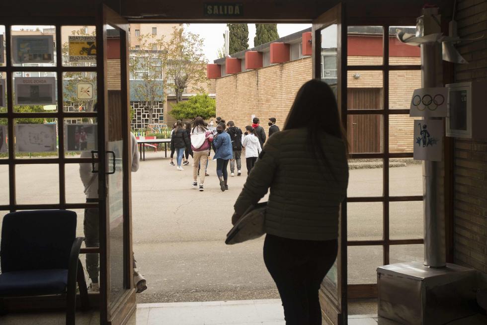 Alumnos de Primaria y de la ESO del Colegio El Buen Pastor de Zaragoza durante el recreo, que se ha adaptado para garantizar la seguridad en tiempos de pandemia.
